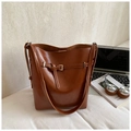 Vintage braune Bucket Bag aus geöltem Leder mit verstellbarem Riemen für den Alltag - Rotbraun