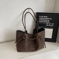 Bolso tote minimalista en ante sintético marrón oscuro con detalles de nudos laterales - café