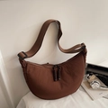 Borsa a tracolla a mezzaluna minimalista marrone caffè con ampia tracolla in tessuto - Marrone