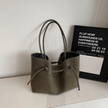 Bolso tote minimalista verde oliva mate con detalle de cordón ajustable lateral - Verde