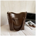 Dunkelbraune minimalistische Eimertasche aus Kunstleder mit silberner Schnalle - Braun