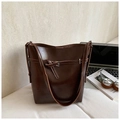 Minimalistische dunkelbraune Beuteltasche mit Gürtelschnalle für den urbanen Pendlerstil - Braun