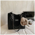 Minimalistische schwarze Shopper Tasche mit Silberkette und Plüschhasen im Büro Ambiente - Schwarz mit Anhänger