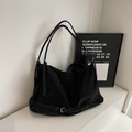 Detailaufnahme der schwarzen Wildleder-Shopper mit Kontrastnähten und Metallschnallen-Detail - Schwarz