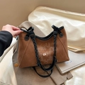 Sac fourre-tout marron en daim avec lettres MUORNSAH brodées et anses noires tressées - Marron