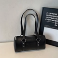 Minimalistische Boston Bag aus schwarzem mattem Leder mit silbernen Beschlägen - Schwarz