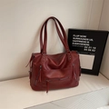 Detail van de donkerrode vintage shopper met zijritsen en stijlvolle leren kwastjes - Rood