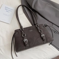 Dunkelbraune Retro-Schultertasche mit Schnallenriemen und schicken silbernen Schnallen - Ebenholz