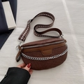 Braune karierte gewebte Brusttasche mit Kettendetail und gemustertem breitem Riemen - Braun