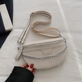 Schicke beige gewebte Halbmond-Brusttasche mit breitem Schultergurt mit Geometriemuster - Beige