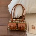 Detalle del bolso vintage a cuadros verdes con bolsillos de cuero marrón y hebillas - Cuadros Marrón Verde
