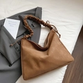 Braune Hobo-Tasche aus mattem Kunstleder mit trendigem Falten-Schultergurt und Kordelzug - Braun