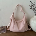 Detalle de bolso medialuna de nailon rosa claro con dos bolsillos de cremallera - Rosa Claro