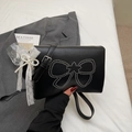 Detalle de bolso bandolera negro con lazo de remaches plateados y adorno de encaje - Negro