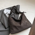 Dunkelbraune Retro-Hobo-Tasche mit plissiertem Schultergurt und mattem Finish - Braun