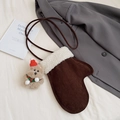 Bruine corduroy crossbodytas in de vorm van een handschoen met teddy beer hanger - Handschoenvorm Met Hanger / koffiekleur