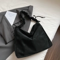 Minimalistische schwarze Wildlederimitat-Tasche mit Faltenriemen für Damen Wintermode - Schwarz