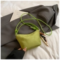 Bolso cubo verde hierba en ante con cuentas decorativas de madera y correa con nudos - Verde con Colgante