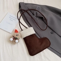Bruine suède kerstsok crossbody tas met wit fleece detail en schattige berenhanger - Laarsvorm Met Hanger / koffiekleur