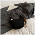Bolso tipo cubo negro minimalista con borla de cuentas de madera y cremallera plateada - Negro Con Colgante