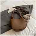 Sac seau marron en cuir avec poignées et un charm lapin en peluche - Café avec Pendentif