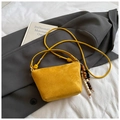 Bolso cubo minimalista en ante amarillo con borlas de madera y correa con nudo decorativo - Amarillo con Colgante