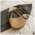 Sac seau demi-lune marron clair en cuir grainé avec pendentif lapin en peluche doux - Khaki avec Pendentif