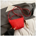 Bolso cubo de ante rojo con adorno de cuentas de madera y correa de cuero fina - Rojo con Colgante