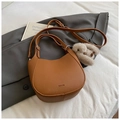 Sac seau demi-lune en cuir marron caramel avec un pendentif lapin en peluche doux - Marron avec pendentif