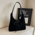 Retro Hobo-Tasche aus schwarzem Wildleder mit feiner Lederschleife und glattem Gurt - Schwarz