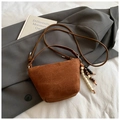 Bolso cubo de ante marrón con colgante de cuentas y correa de hombro fina - Marrón con colgante