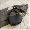 Sac seau en cuir noir avec bandoulière et porte-clés lapin en peluche amovible - Noir avec pendentif