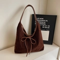 Dunkelbraune matte Hobo-Tasche aus Wildleder mit eleganter Schleife für den Winterlook - Rotbraun