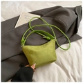 Bolso tipo cubo de ante verde para mujer con detalle decorativo de nudo en la correa de hombro - Verde Sin Colgante