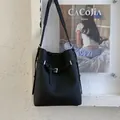 Detailopname van zwarte bucket bag van leer met litchi patroon en zilveren gesp - Zwart