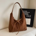 Braune Wildleder-Hobo-Tasche mit dekorativer Schleife und minimalistischem Business-Look - Gelbbraun