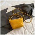 Bolso tipo cubo minimalista en ante amarillo brillante con detalle de nudo en la correa - Amarillo sin colgante