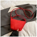 Bolso saco rojo de ante sintético con correa fina de cuero y hebilla plateada - Rojo (Sin Colgante)