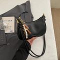 Bolso de media luna en cuero negro minimalista con colgante de flecos de cuentas de colores - Negro