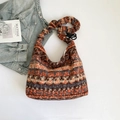 Bunte gestreifte Pelz-Hobotasche mit Vintage-Webstruktur in warmem Orange und Braun - Orange-Blau