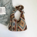 Flauschige Umhängetasche mit bunten geometrischen Rautenmustern und Retro-Plüschtextur - Blau Raute