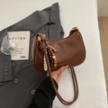 Bolso bandolera de media luna en cuero marrón oscuro con adorno de cuentas de madera - Marrón
