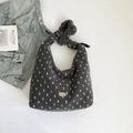 Graue Plüsch-Schultertasche mit weißen Punkten und geknotetem Griff im flachen Layout - Grau