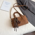 Brown vintage Boston handbag with adjustable shoulder strap and decorative charms - With Charm / Brown