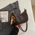 Bolso hobo vintage café oscuro en cuero sintético mate con cuentas de madera decorativas - café