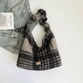 Winterliche flauschige Hobo-Schultertasche mit schwarz-grauem Karomuster und Griff - Khaki Karo