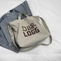 Beigefarbene minimalistische Canvas-Tragetasche mit LOGG-Druck und Schultergurt - Weiß