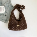 Braune flauschige Schultertasche mit weißen Punkten und goldener Handmade-Plakette - Braun