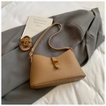Sac bandoulière en cuir marron avec fermoir tournant doré sur un costume gris - Sans Pendentif / Marron