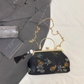 Schwarze Retro-Handtasche aus Satin mit Blumenstickerei, Goldrahmen und Quasten - Schwarz